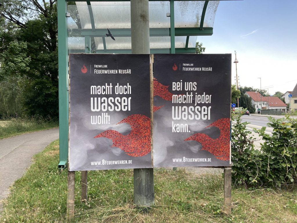 Zwei Plakate der Kampagne "Macht doch Wasser wollt!" am Ortseingang von Ottmarshausen