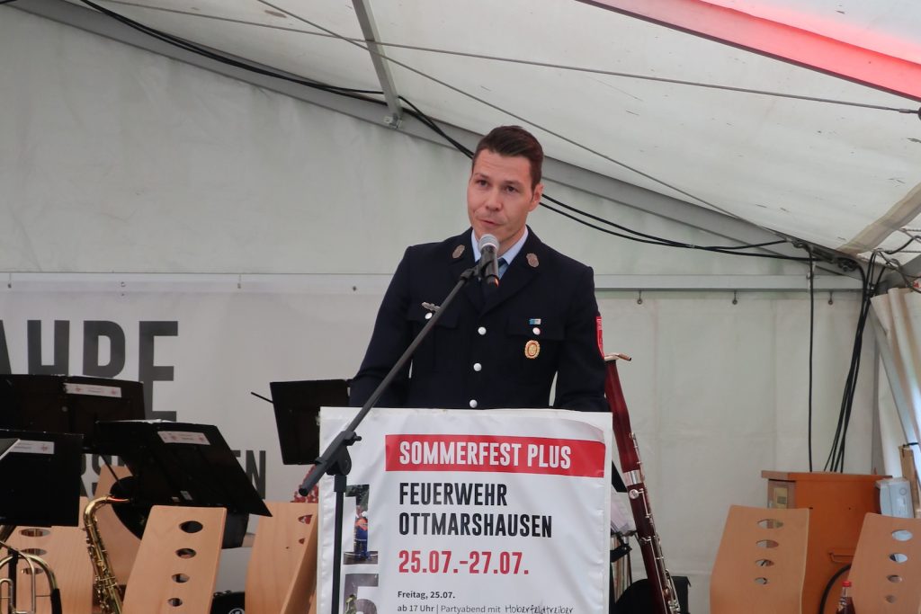 Ein Mann in Feuerwehruniform am Rednerpult